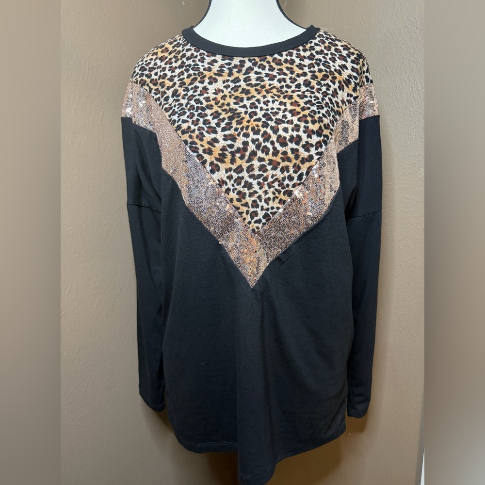 Sunshine And Rodeos Black Leopard Chevron Print Accent Top Size Small